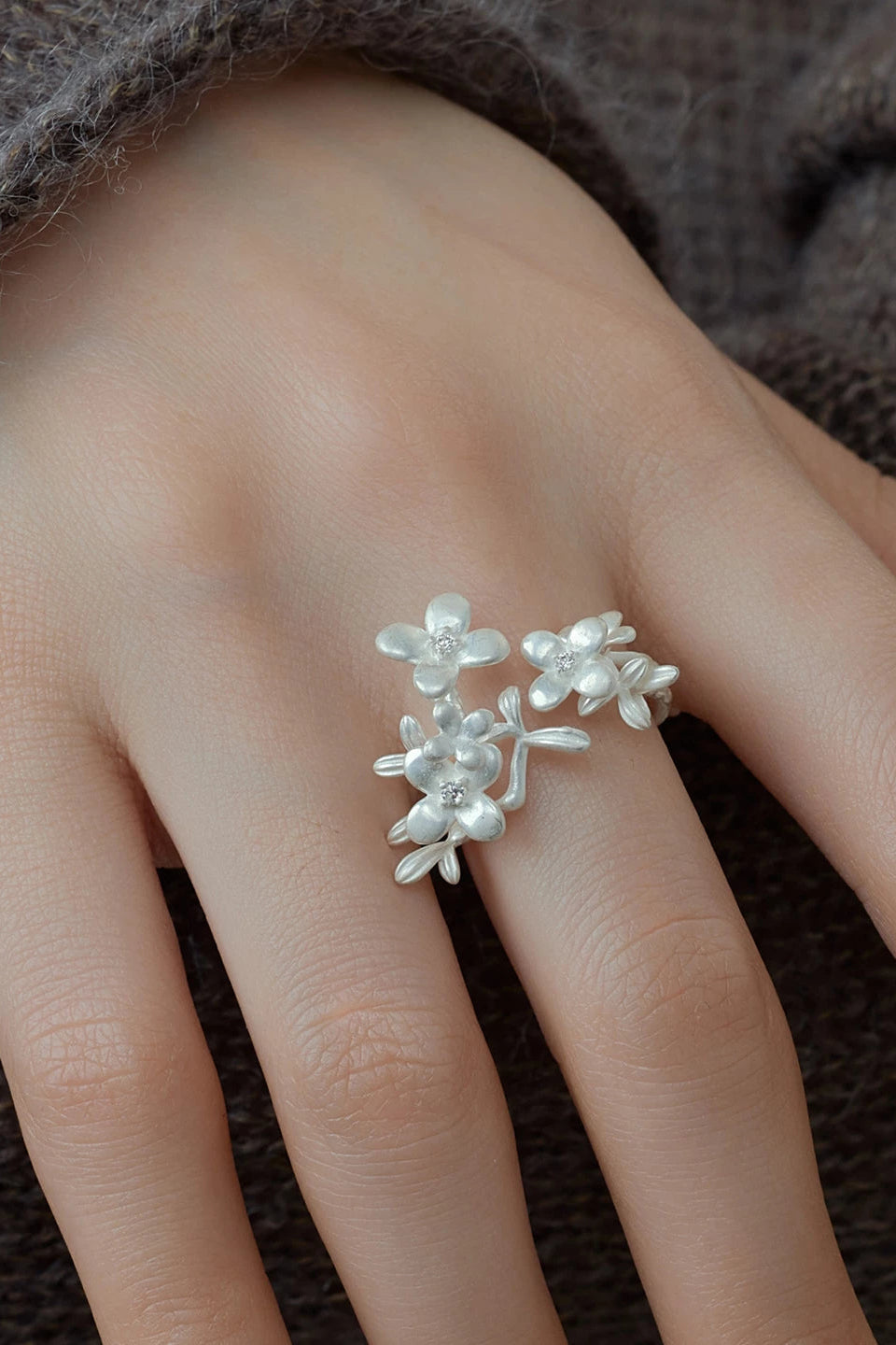 S925バーンホワイトフローラルオープンリング　B4562