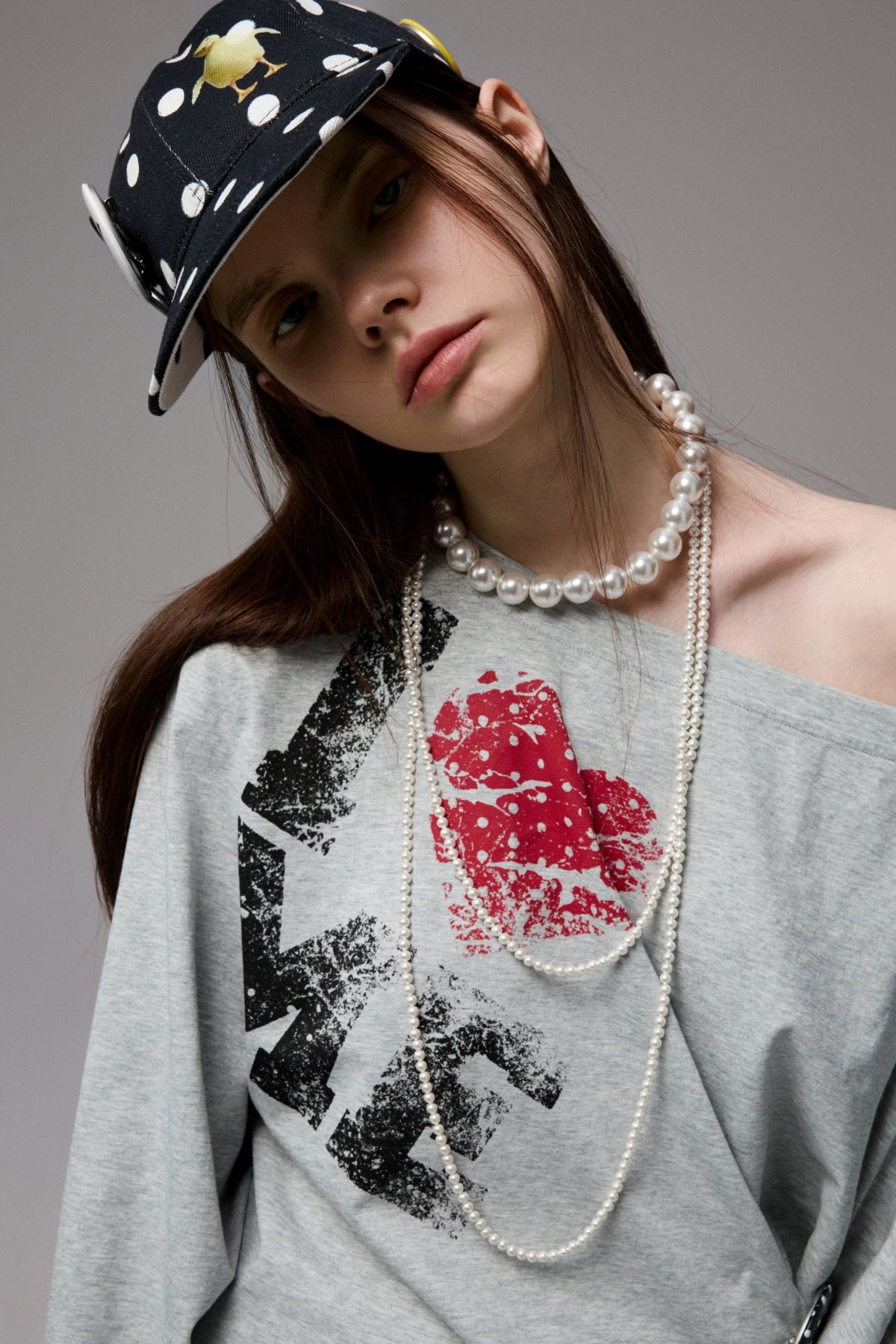 Badge printed asymmetrical off-shoulder top B4325