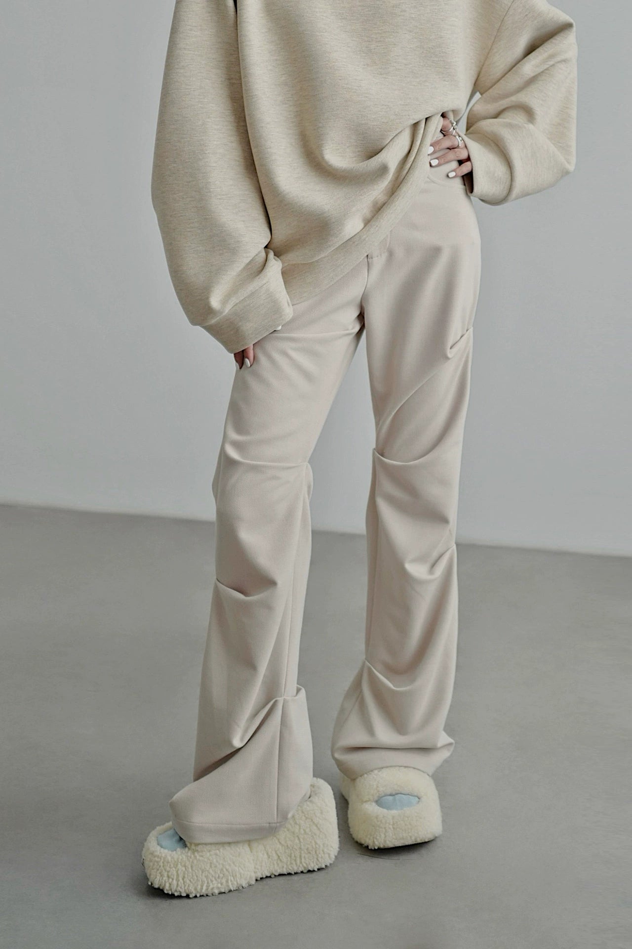 Pleated tapered pants B4349