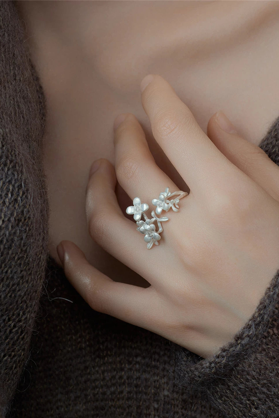 S925バーンホワイトフローラルオープンリング　B4562