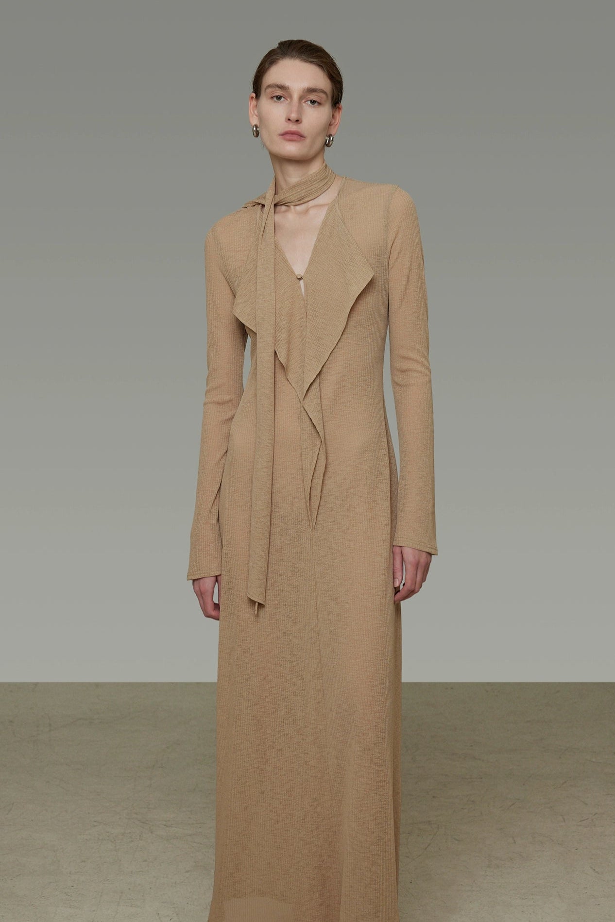 ストリーマーフリル V ネックドレス　B4198