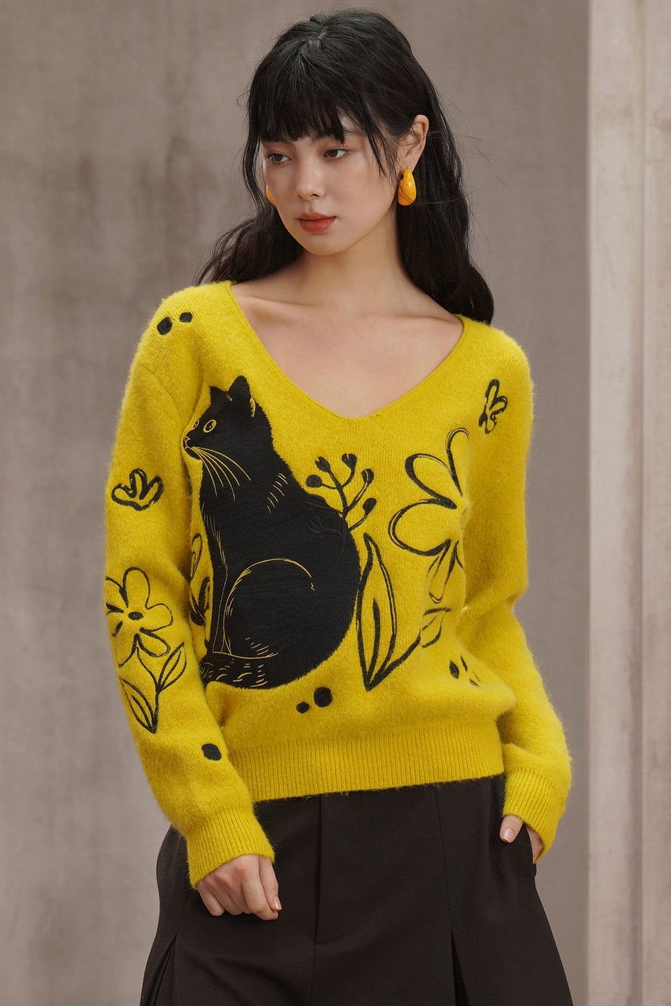 黒猫刺繍イエローラビットファー混セーター　B4451