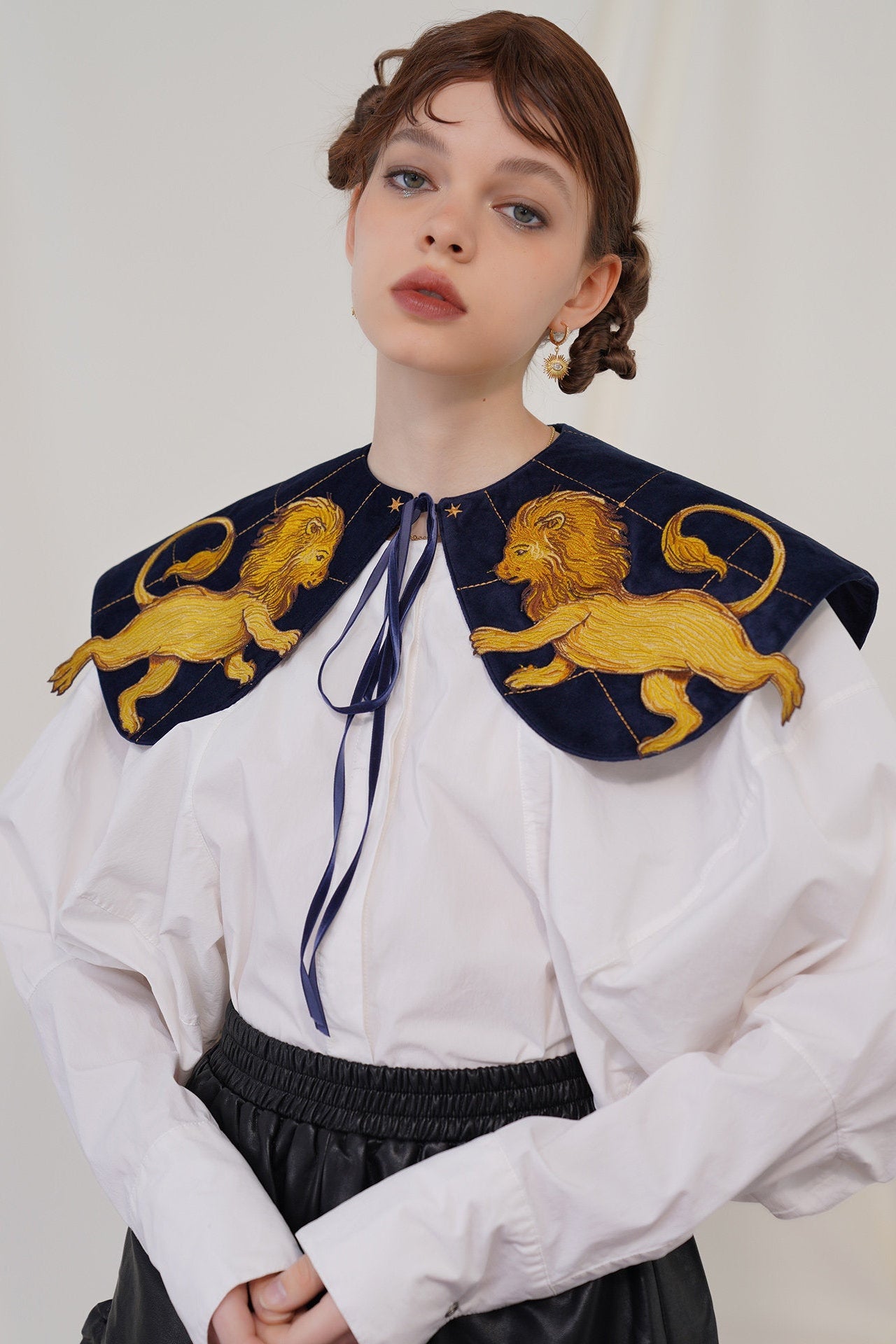 Venetian Guardian Leo Embroidered Faux Collar B4570