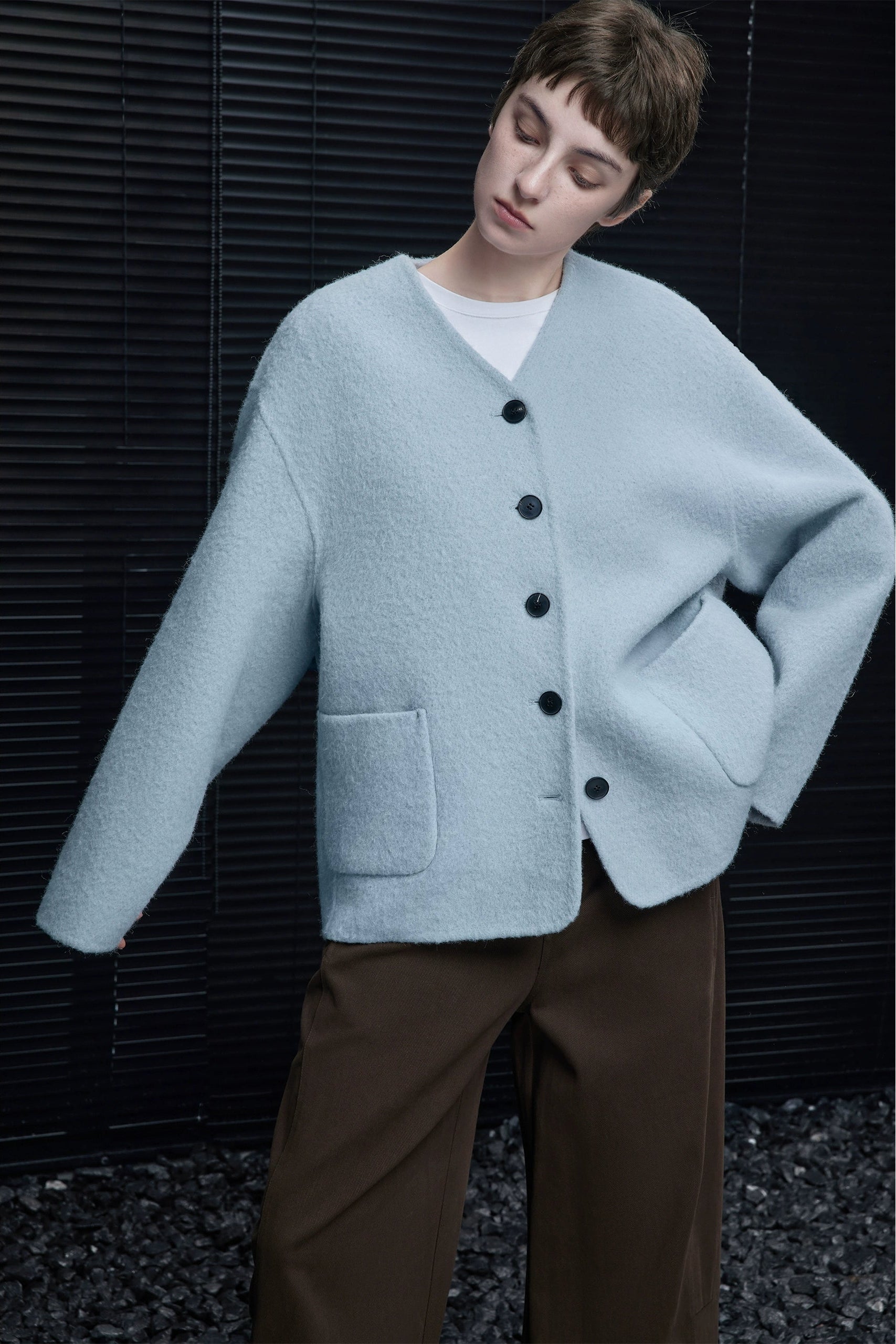 Vネックルーズウール混コート　B4549