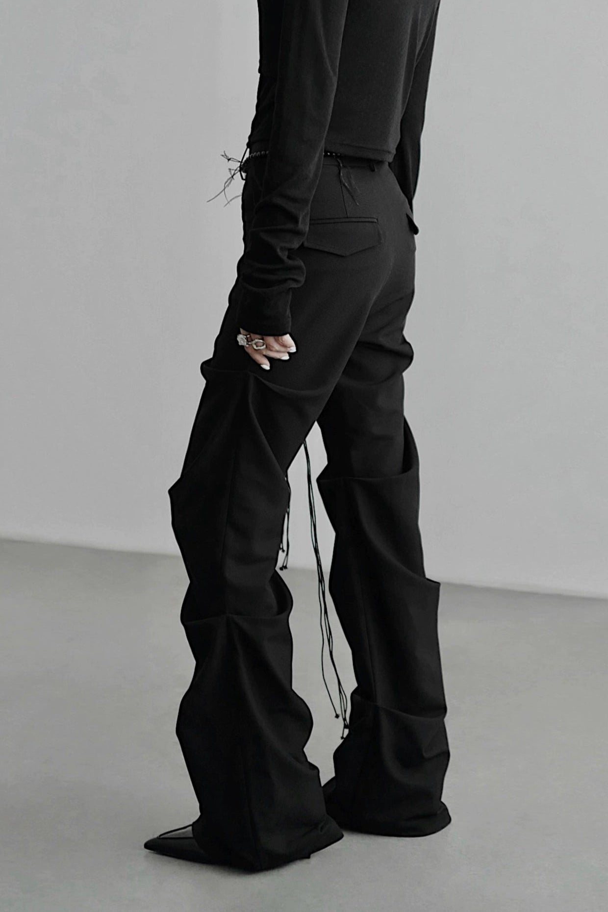 Pleated tapered pants B4349