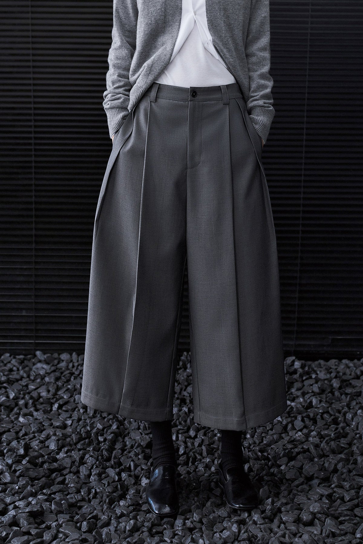 Dark Gray High-Waisted Pleated Wide-Leg Cropped Pants B5024