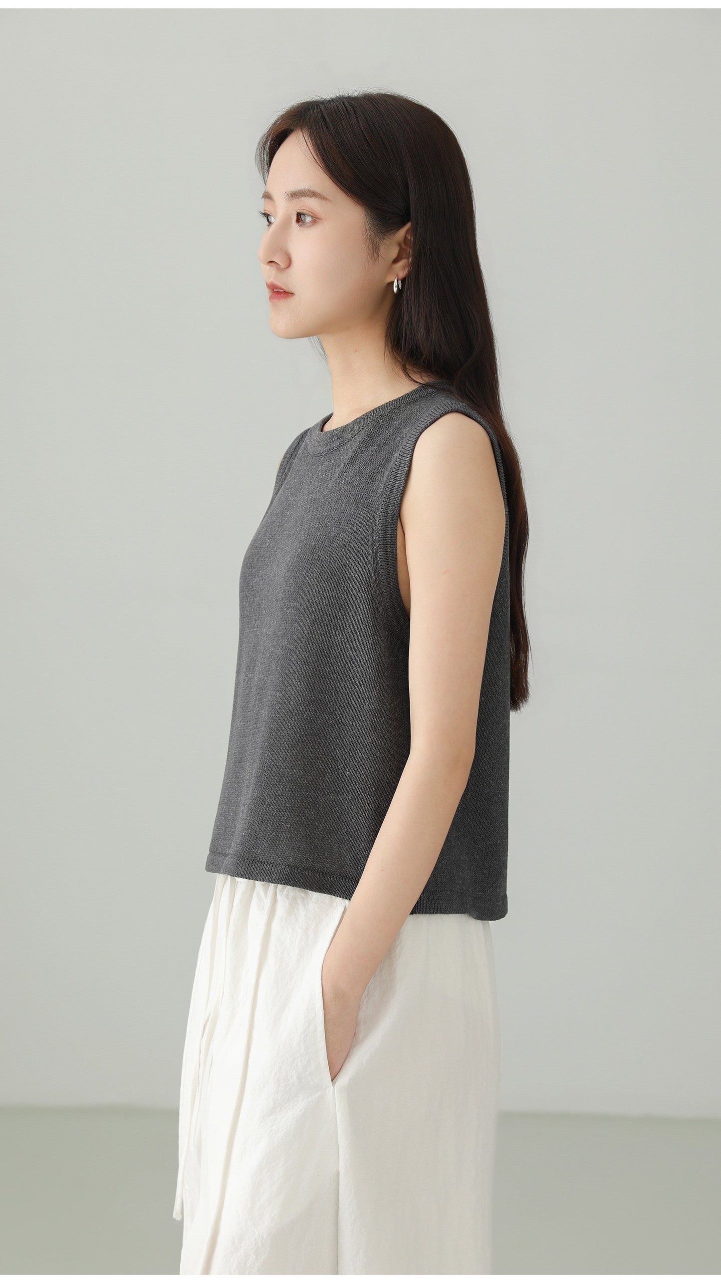 Back Slit Sleeveless Knit Top B4762