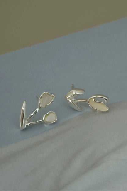 S925アシメトリーチューリップホワイトシェルスタッドピアス　B4200