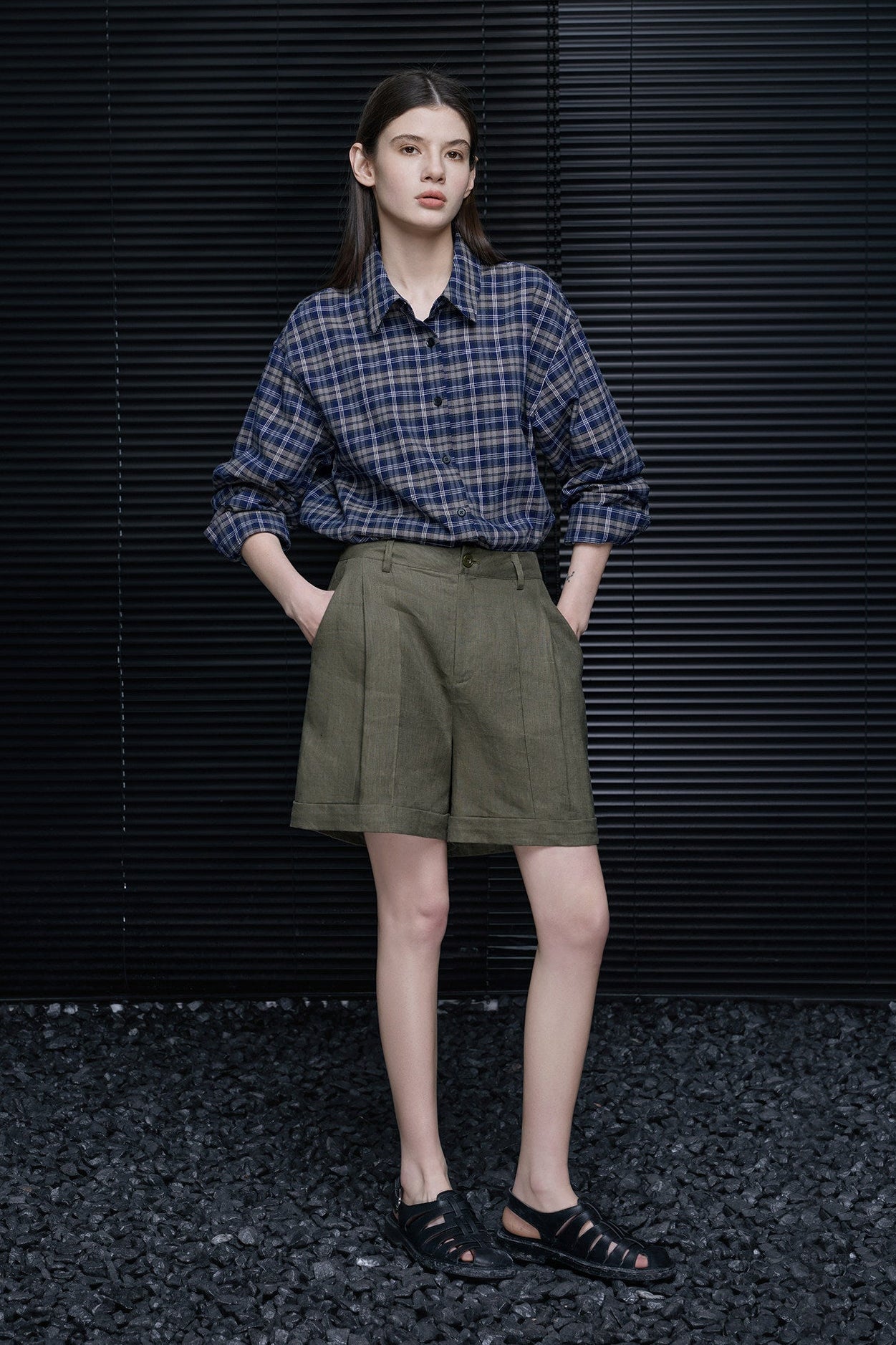 リネンオリーブグリーンショートパンツ　B4698