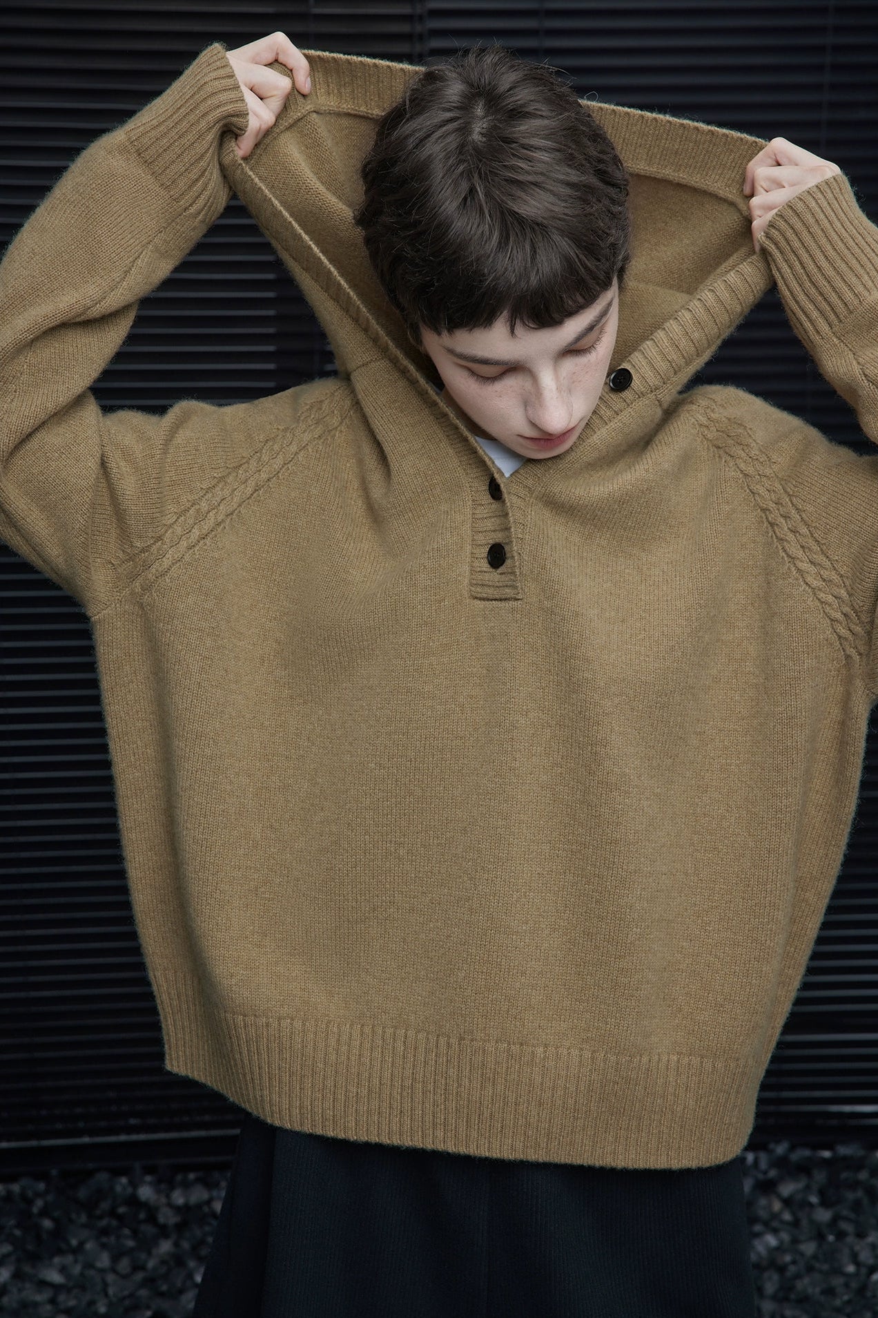 100％ウールカーキフーテッドセーター　B4545