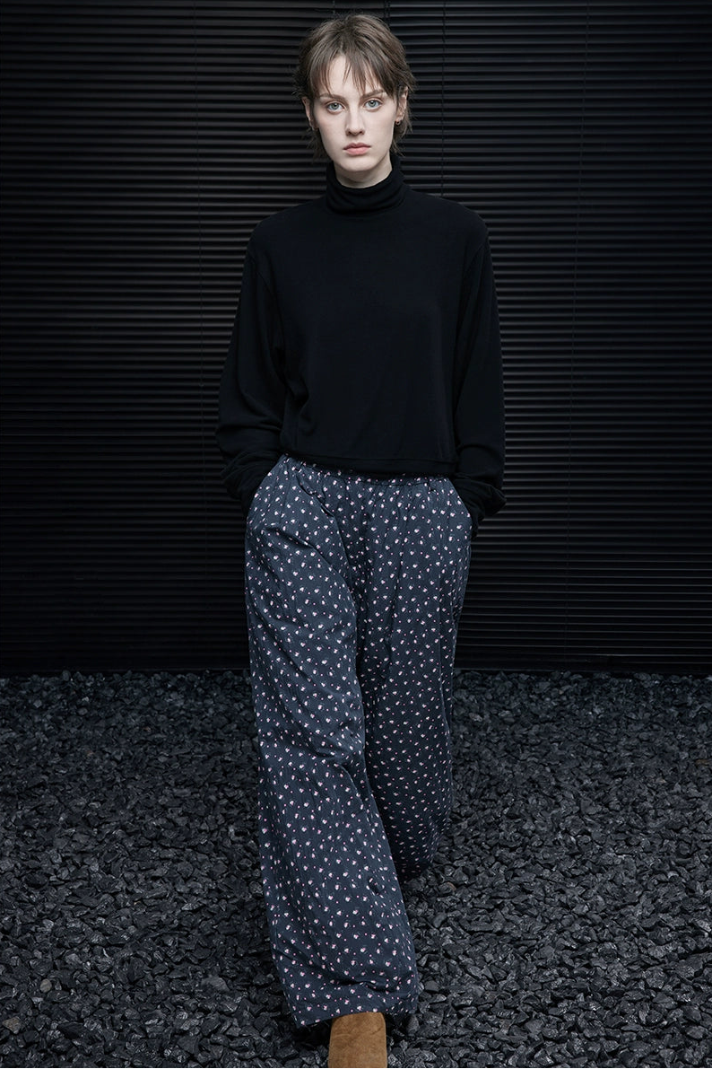 ネイビーブルー小花柄ワイドパンツ　B4367