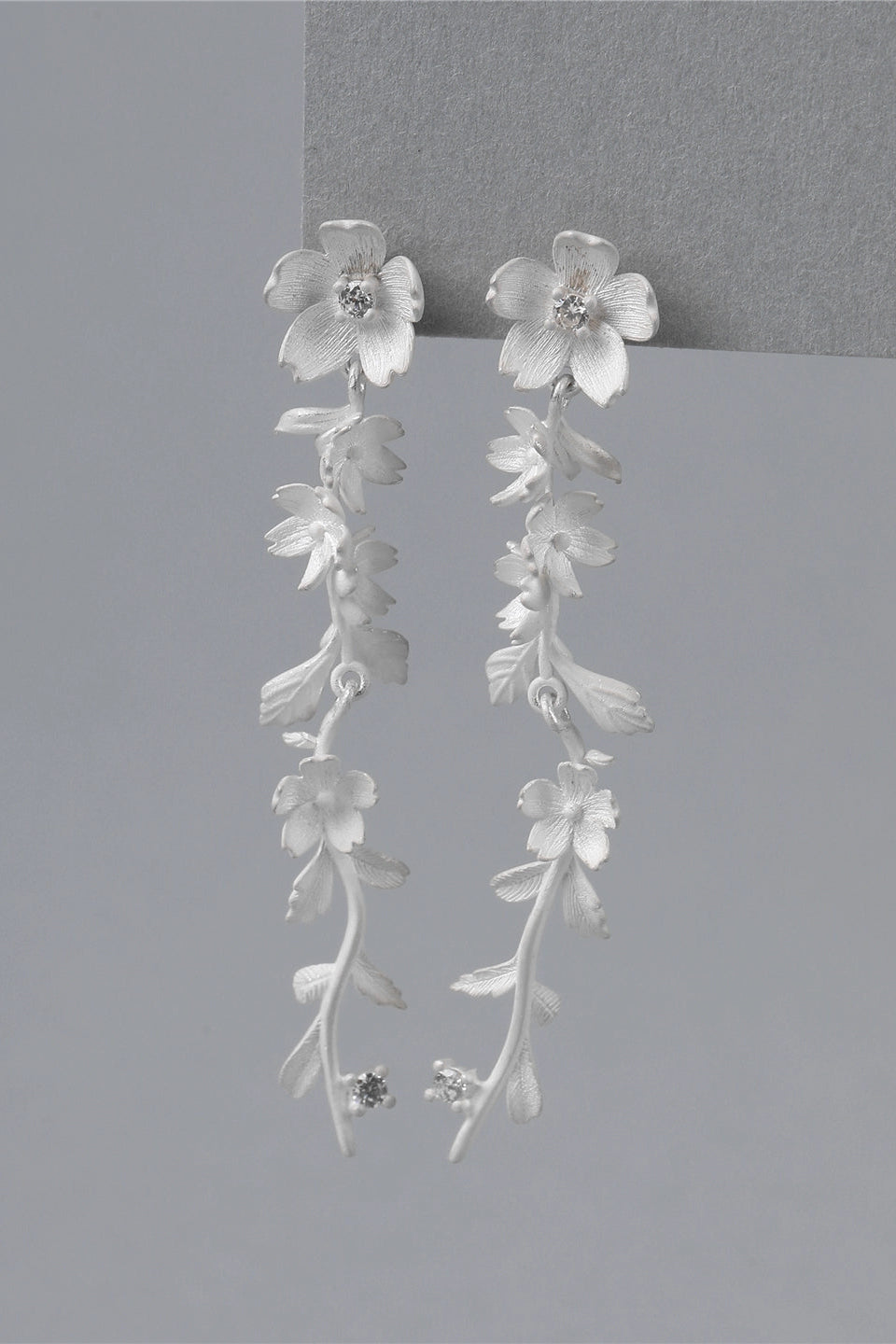 S925バーントホワイトウオーターフォールヴァインフラワーピアス　B4515