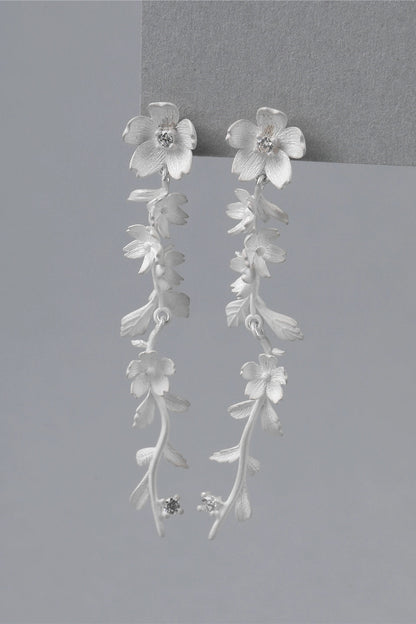 S925バーントホワイトウオーターフォールヴァインフラワーピアス　B4515