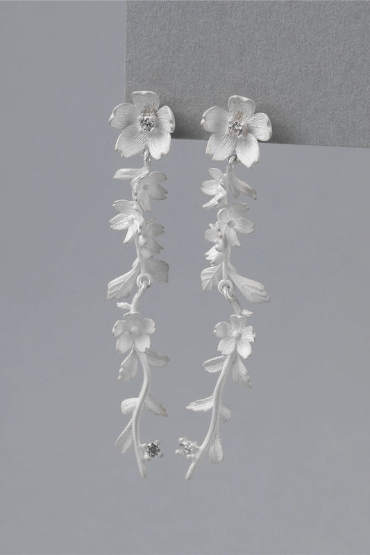 S925バーントホワイトウオーターフォールヴァインフラワーピアス　B4515