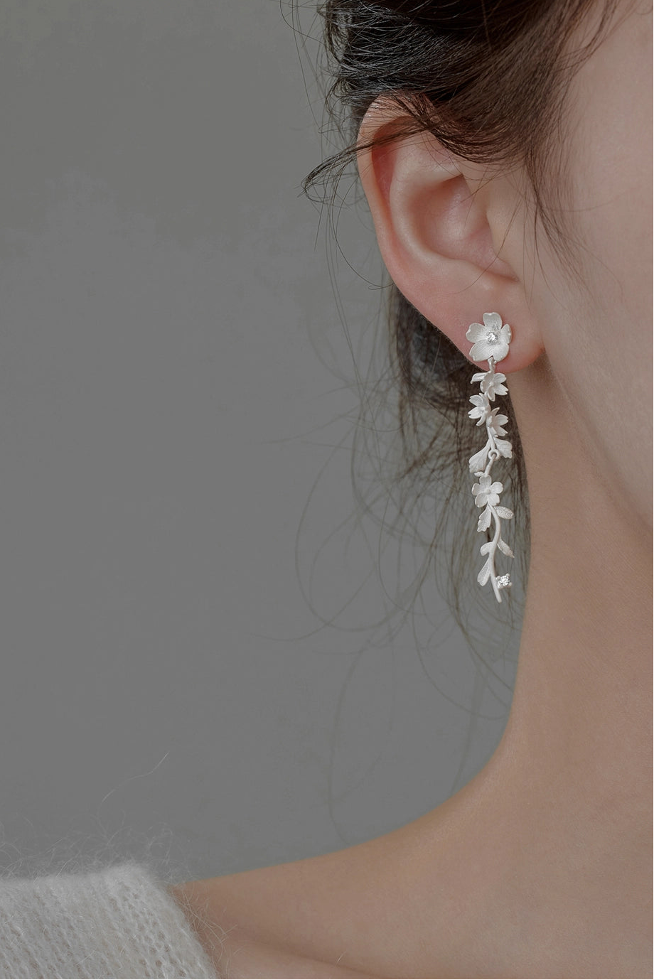 S925バーントホワイトウオーターフォールヴァインフラワーピアス　B4515