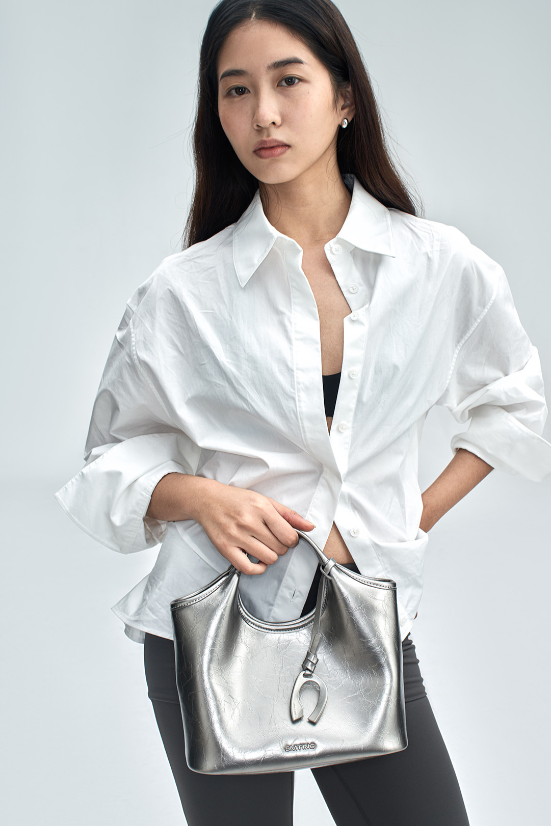 レザーシルバーバケットクロスボディバッグ B3996 – Bloemen レザーシルバーバケットクロスボディバッグ B3996 – Bloemen