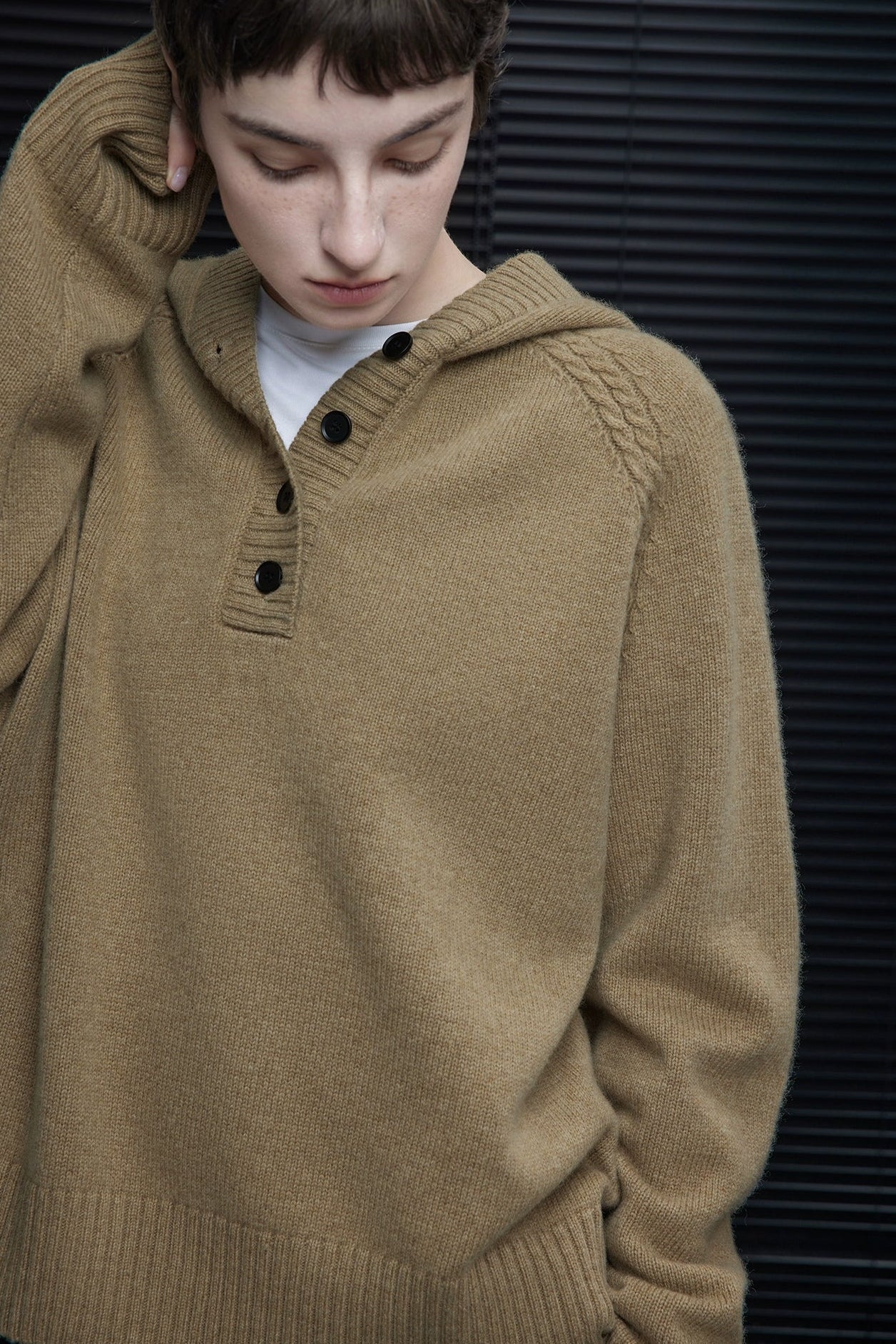 100％ウールカーキフーテッドセーター　B4545