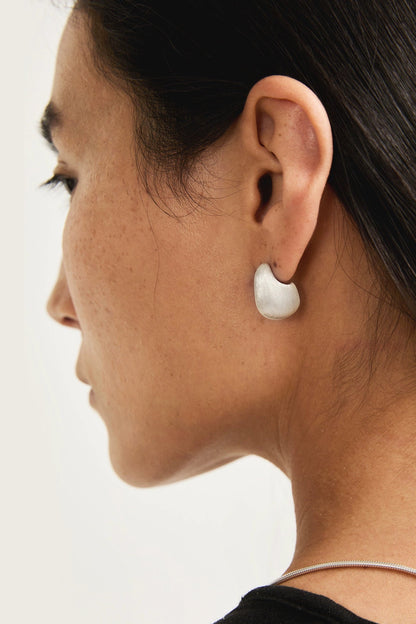 S925バーサタイルプレーンブラッシュドスクエアピアス　B4339