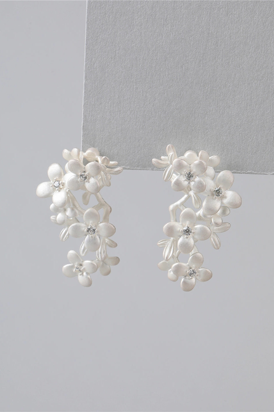 S925バーントホワイトフローラルピアス　B4514