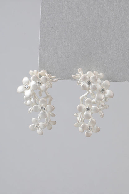 S925バーントホワイトフローラルピアス　B4514