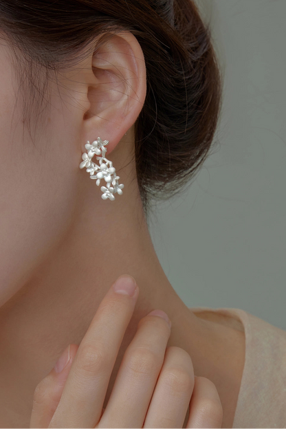 S925バーントホワイトフローラルピアス　B4514