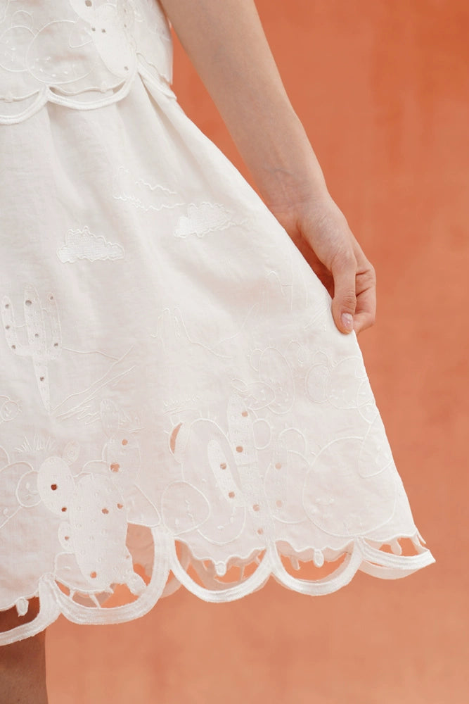 ホワイトカットアウト刺繡スカート　B3929