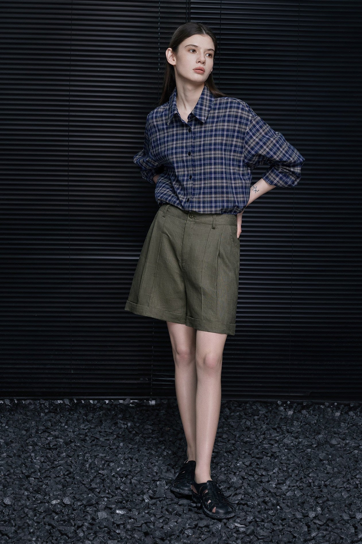 リネンオリーブグリーンショートパンツ　B4698