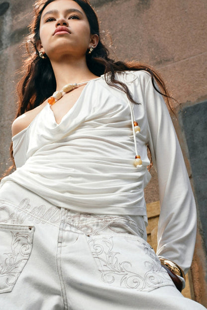 ビーズ付きスイングカラーオフショルダーVネックトップス　B3944