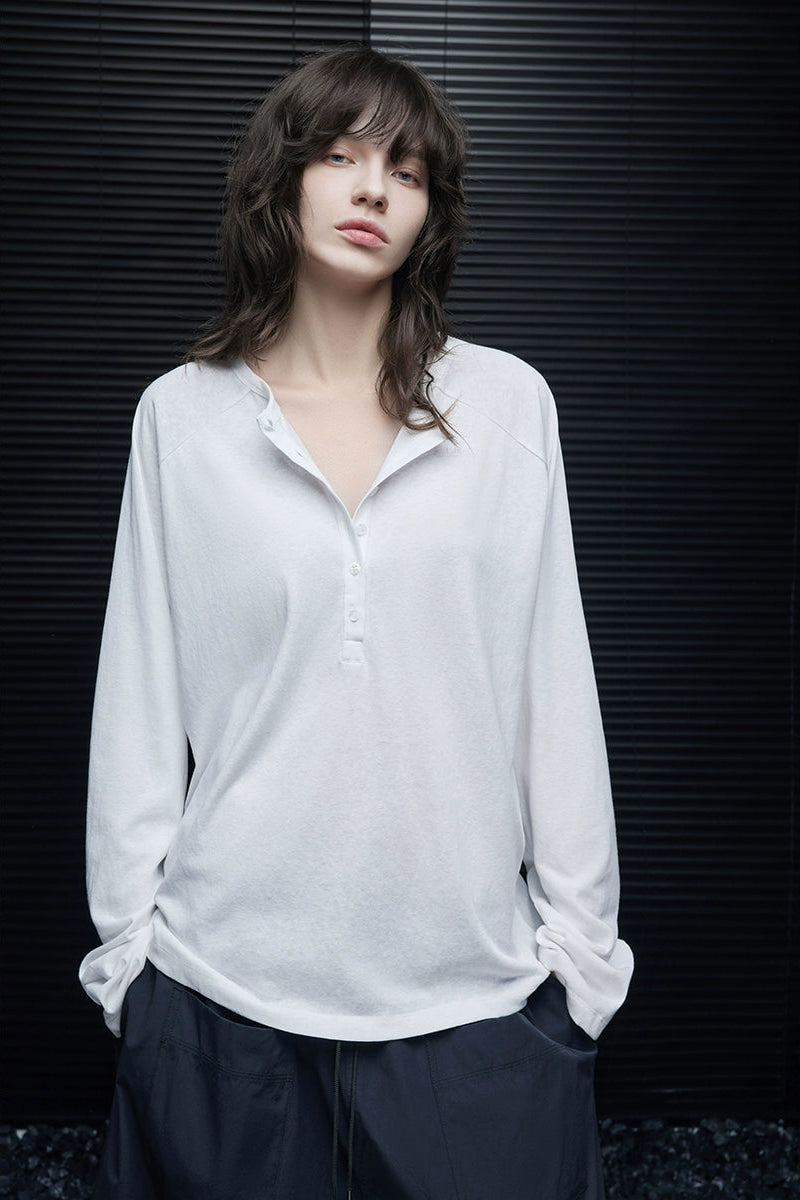 ホワイトヘンリーネックレイジー長袖Ｔシャツ　B4241