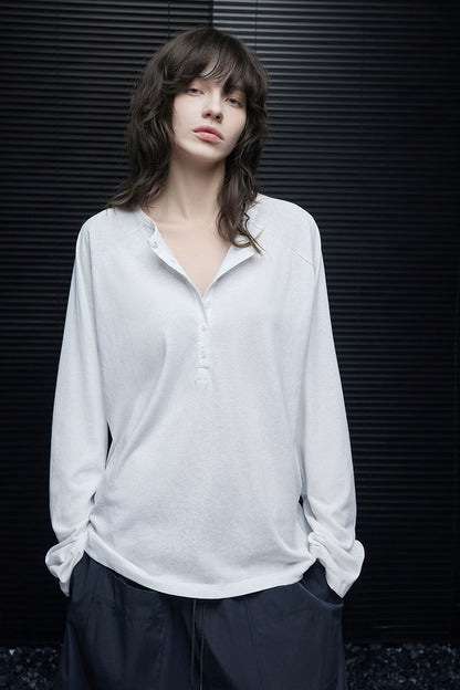 ホワイトヘンリーネックレイジー長袖Ｔシャツ　B4241