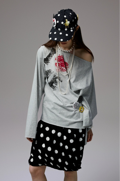 Badge printed asymmetrical off-shoulder top B4325