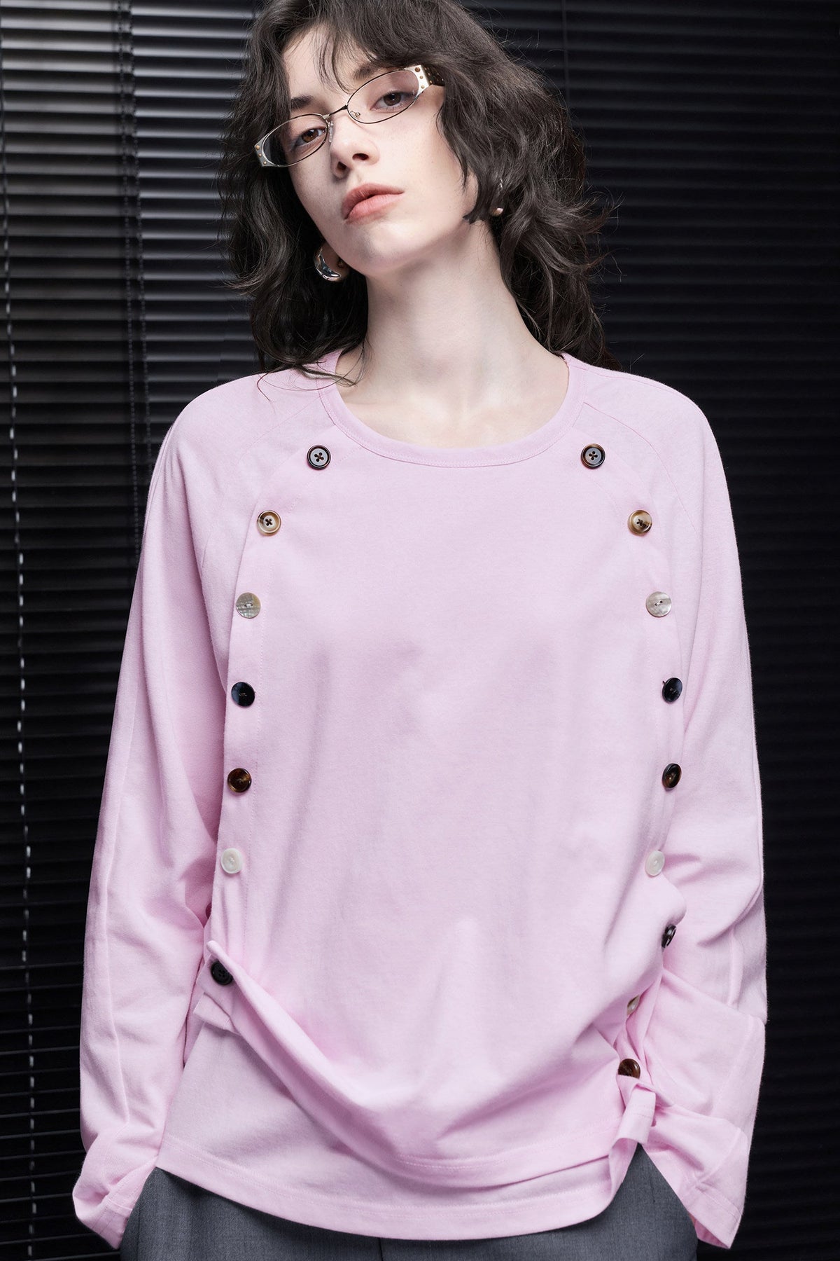 ピンクショルダーボタンデザイン長袖Tシャツ　B4979