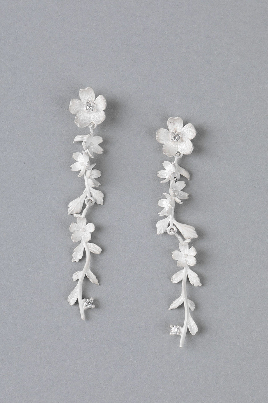 S925バーントホワイトウオーターフォールヴァインフラワーピアス　B4515