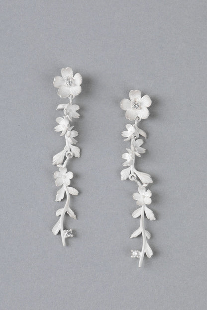 S925バーントホワイトウオーターフォールヴァインフラワーピアス　B4515