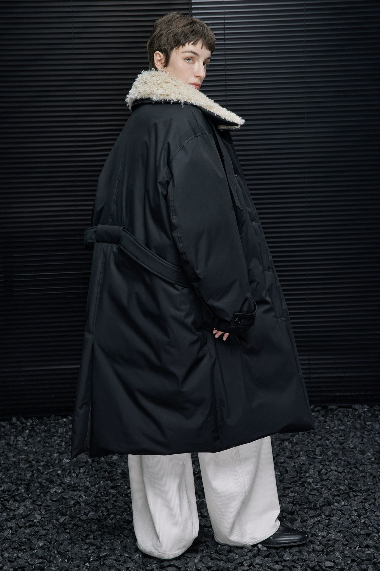 ブラックファーカラーロングダウンジャケット　B4543