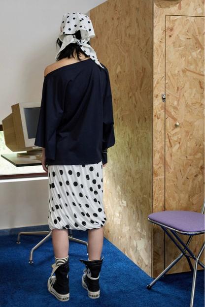 Badge printed asymmetrical off-shoulder top B4325