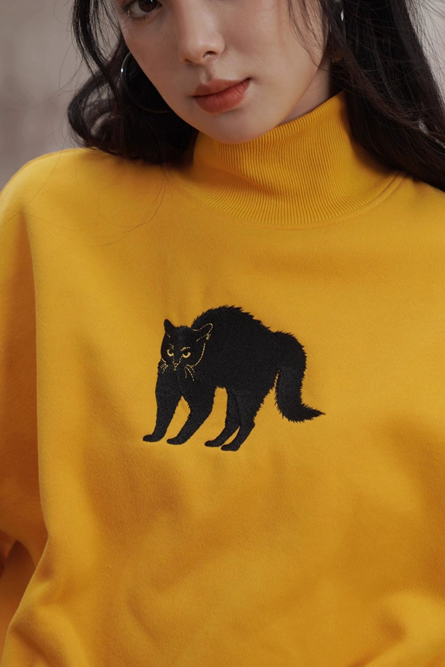 黑貓刺繡黃色高領衛衣 B4449