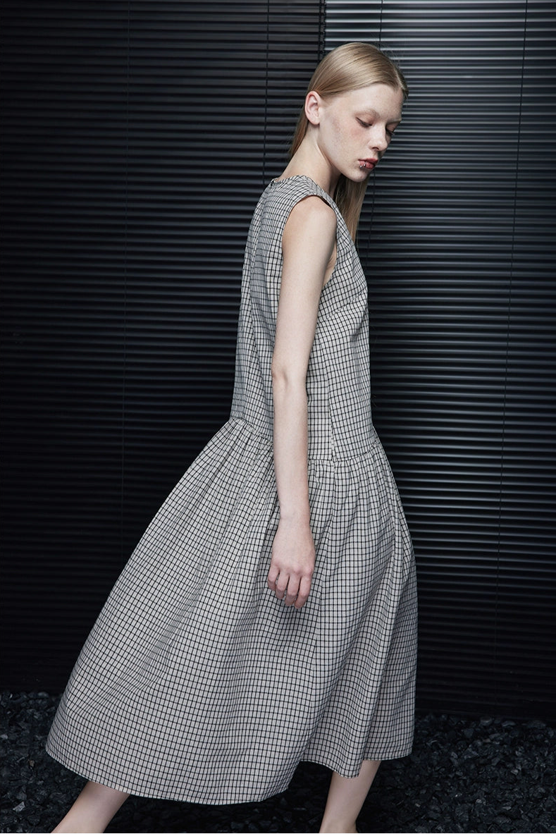 黑色格紋無袖中長洋裝 B4030