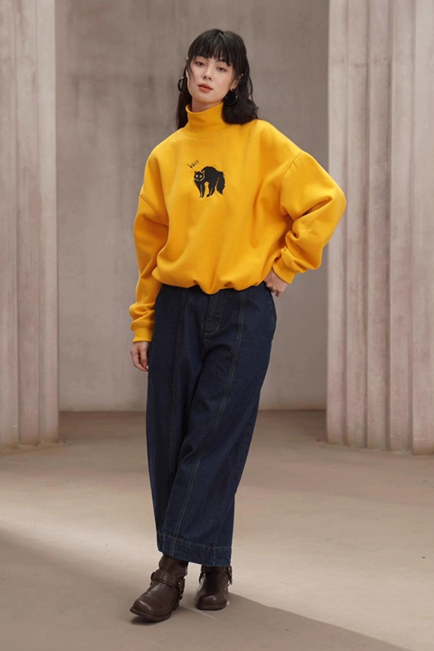 黑貓刺繡黃色高領衛衣 B4449