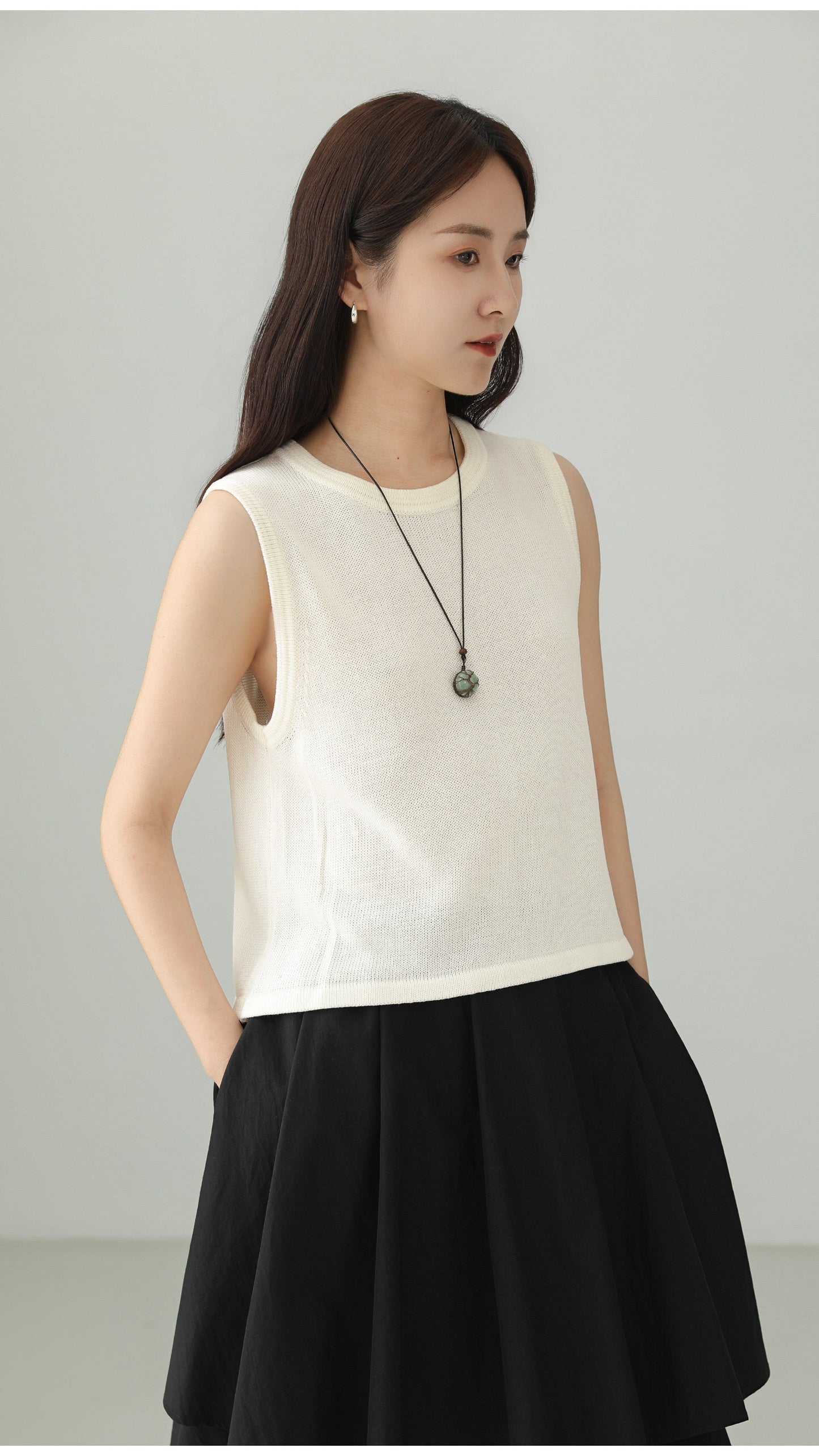Back Slit Sleeveless Knit Top B4762