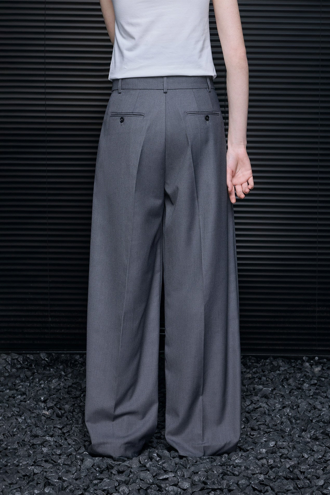グレーストレートプリーツワイドパンツ　B4670