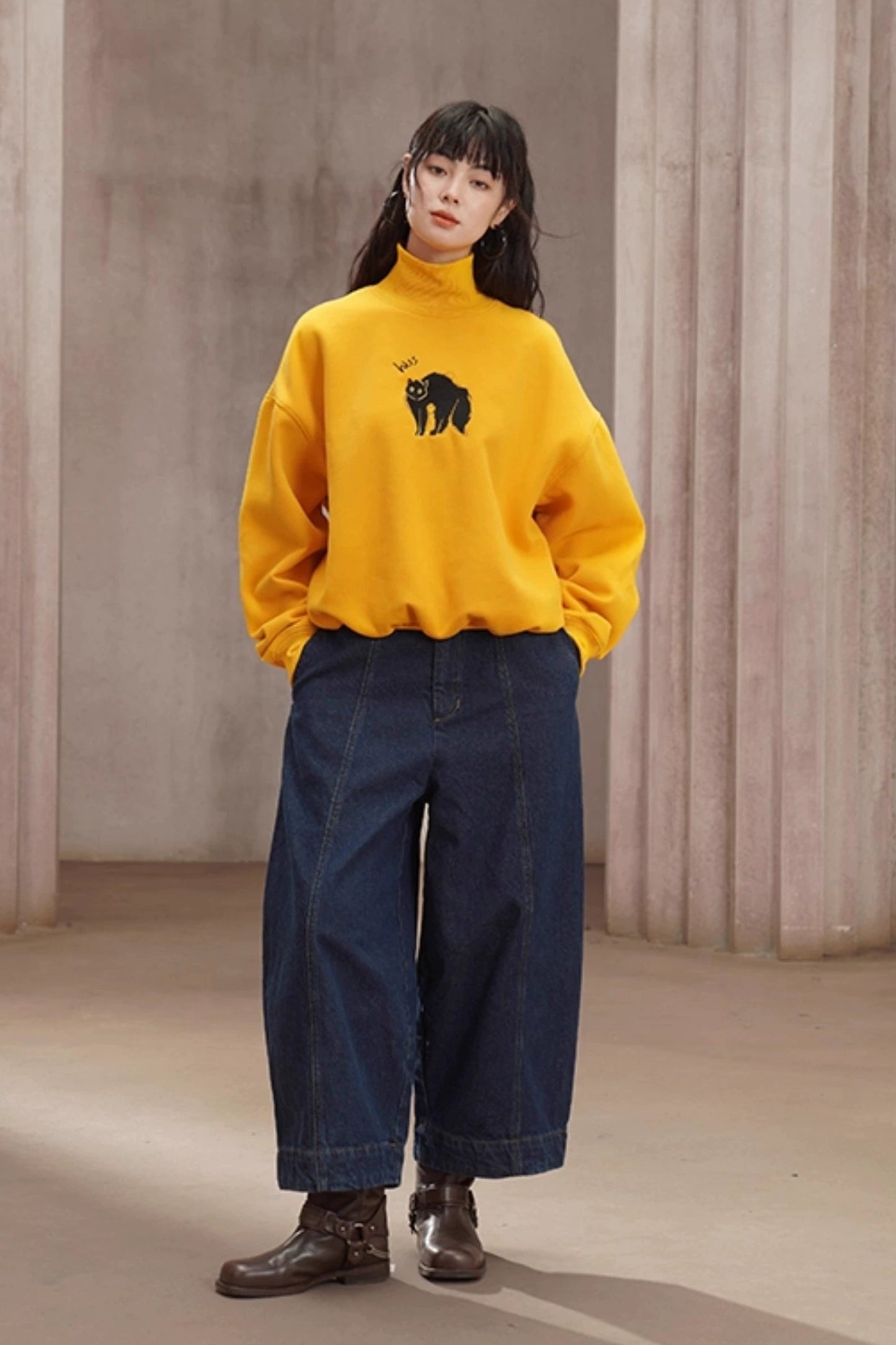 黑貓刺繡黃色高領衛衣 B4449