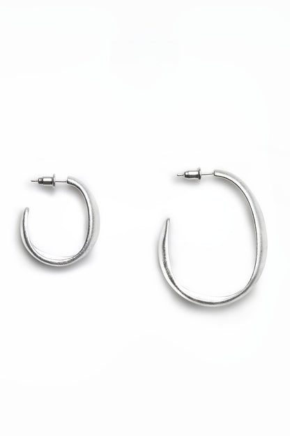 S925プレーンフープラージブラッシュドピアス　B4338