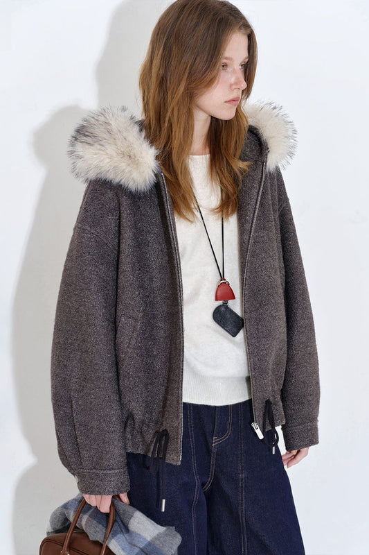 フェイクファーフード付きウール混ブークレウオームブルゾン　B4399