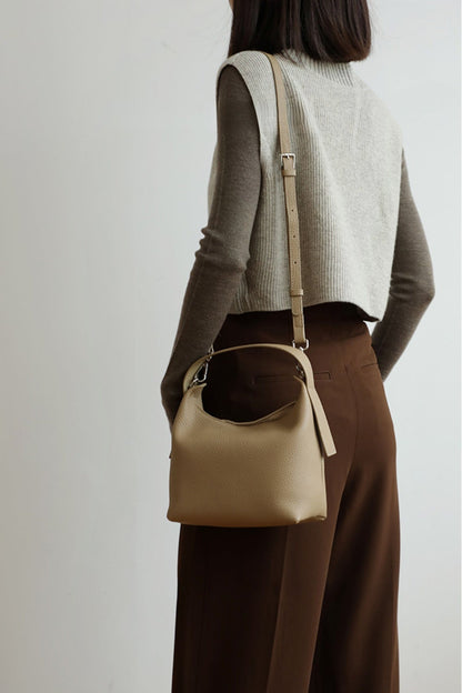 皮革腋下水桶肩背包 B4413