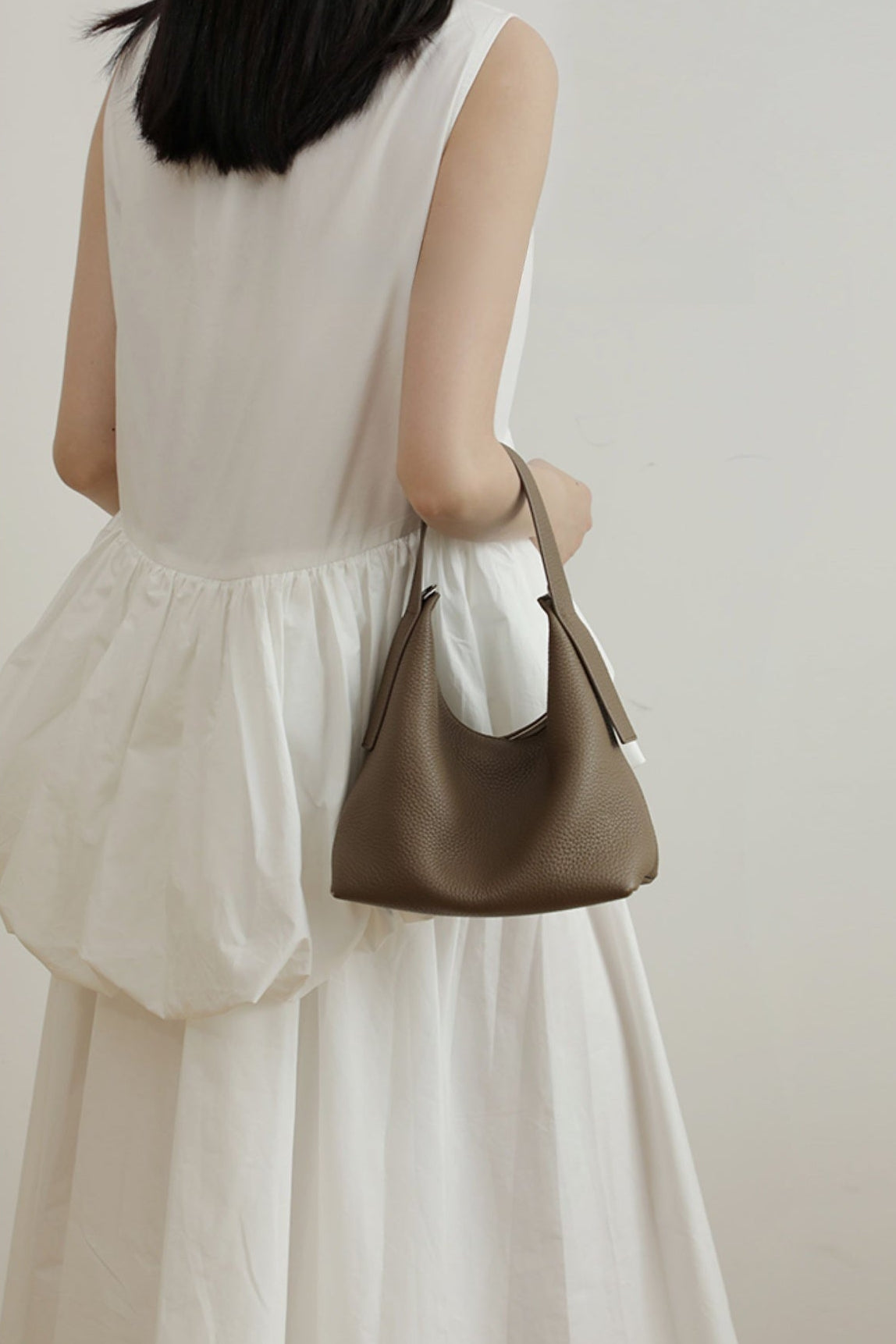 皮革腋下水桶肩背包 B4413