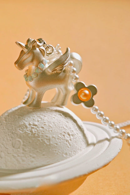 Unicorn pendant necklace B4473