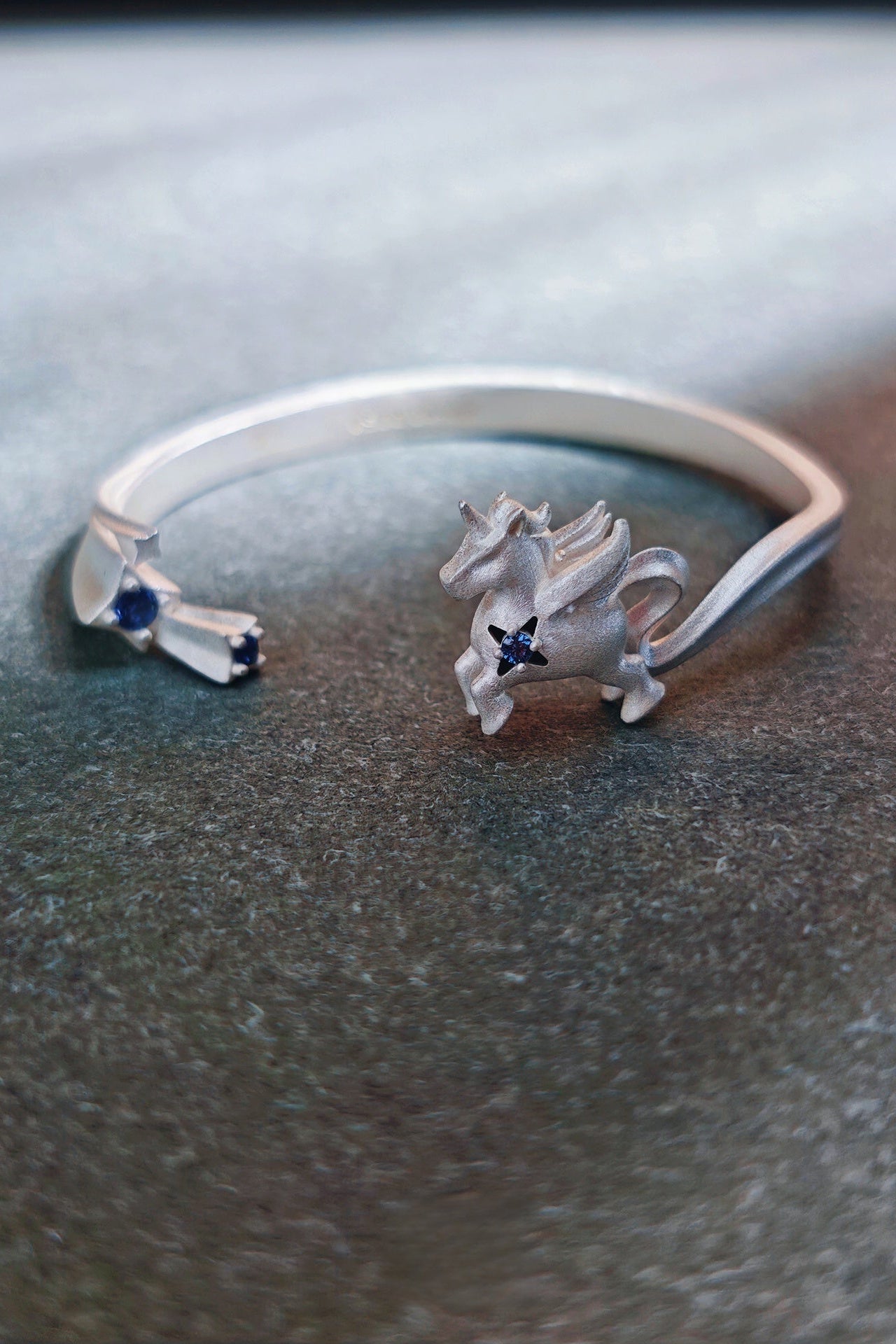 ユニコーンバングルオープンブレスレット　B4477