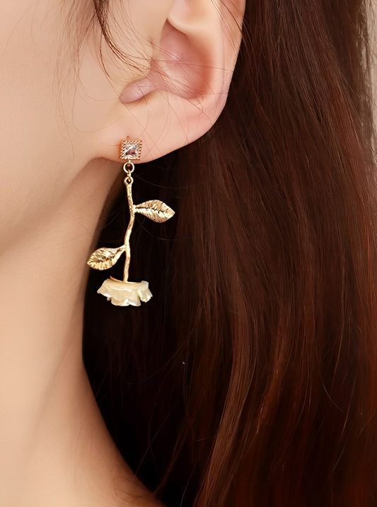 Asymmetric white rose earrings B1441