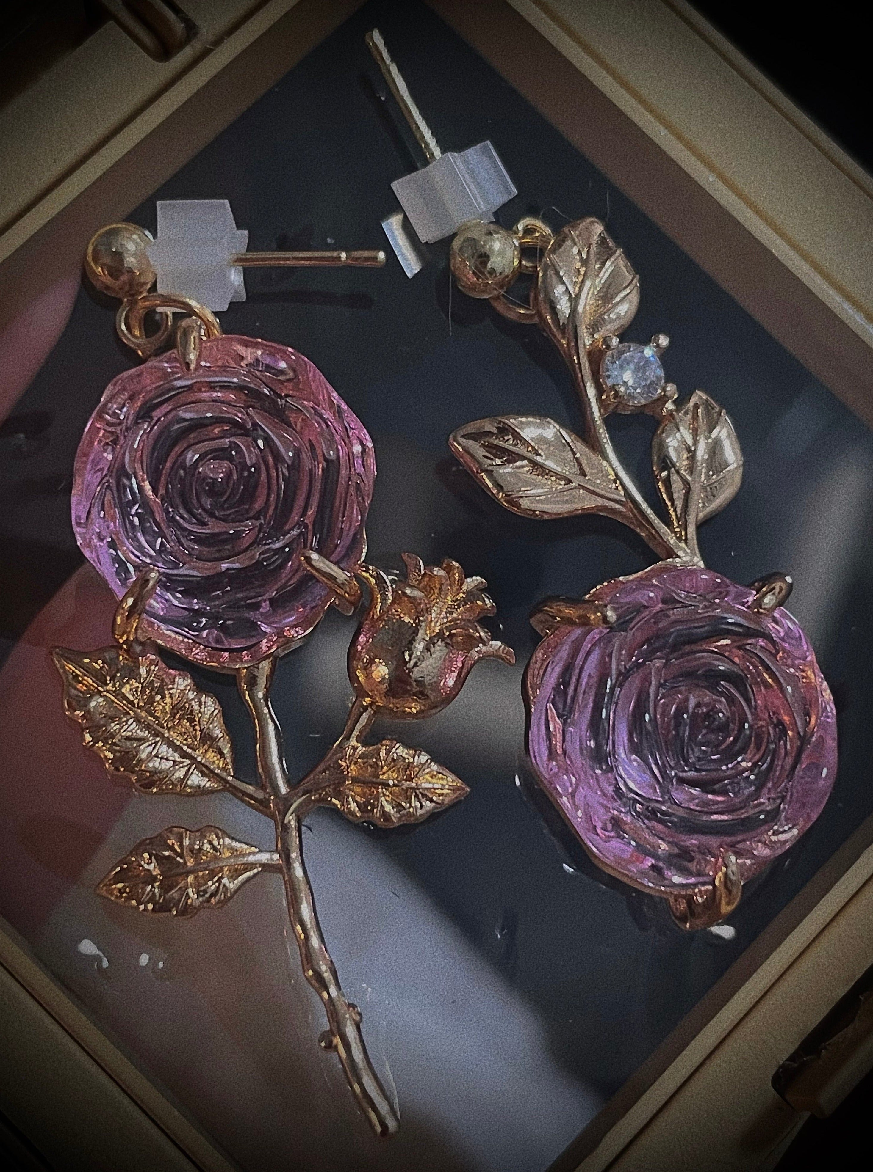 アシンメトリーデザインピンクローズピアス B1226 – Bloemen